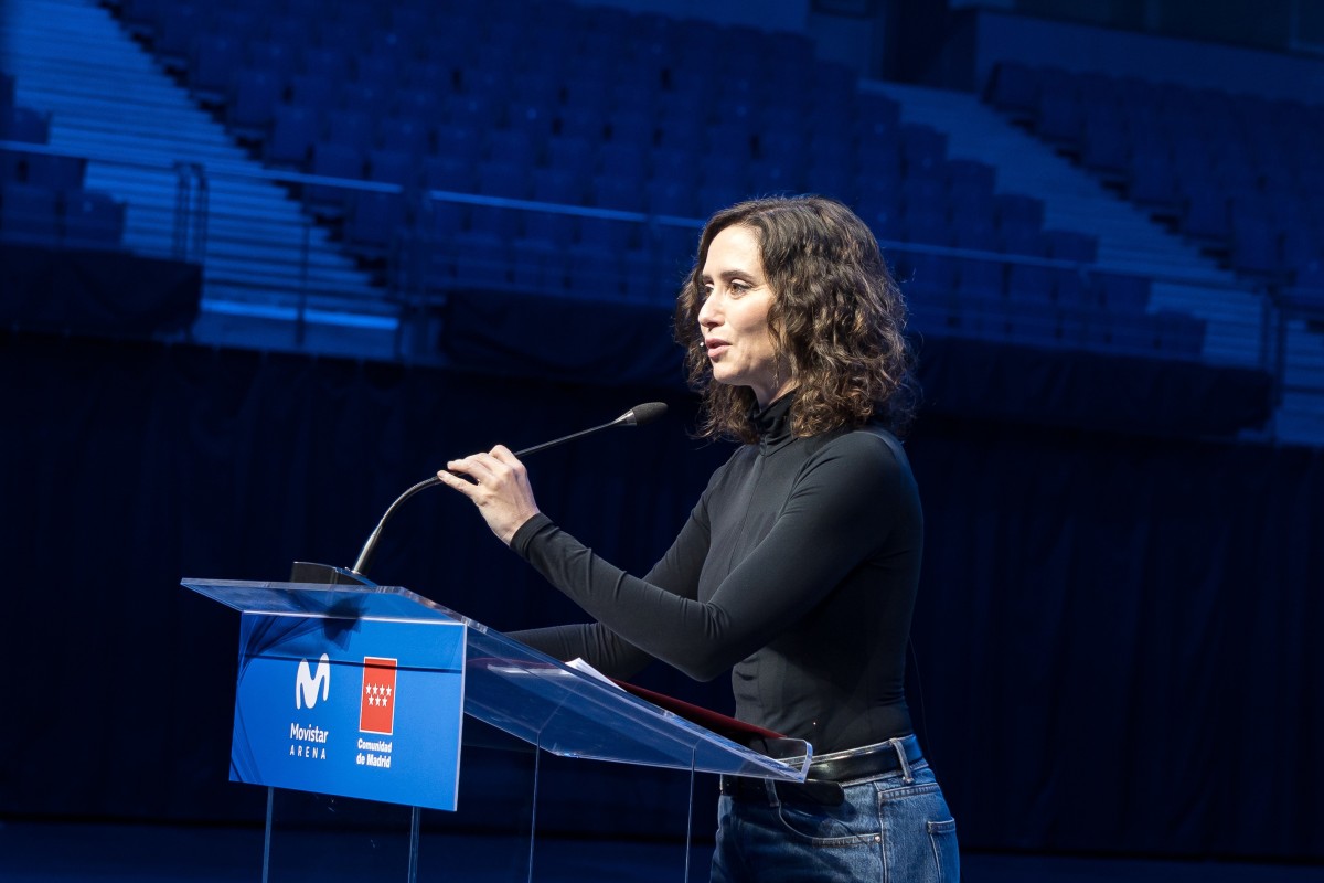 La presidenta de la Comunidad de Madrid, Isabel Díaz Ayuso, durante la visita a las instalaciones del pabellón de eventos Movistar Arena, a 2 de diciembre de 2025, en Madrid (España). El pabellón celebra el 20º aniversario de su reapertura.