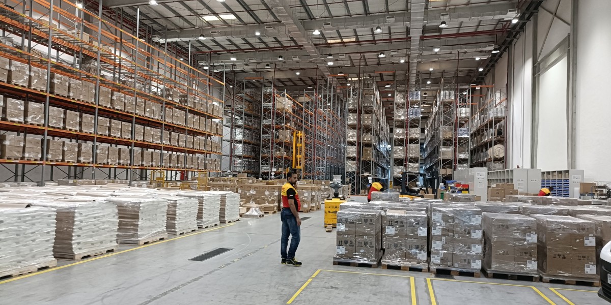 Archivo - Centro logístico de DHL en Dubái especializado en vehículos eléctricos