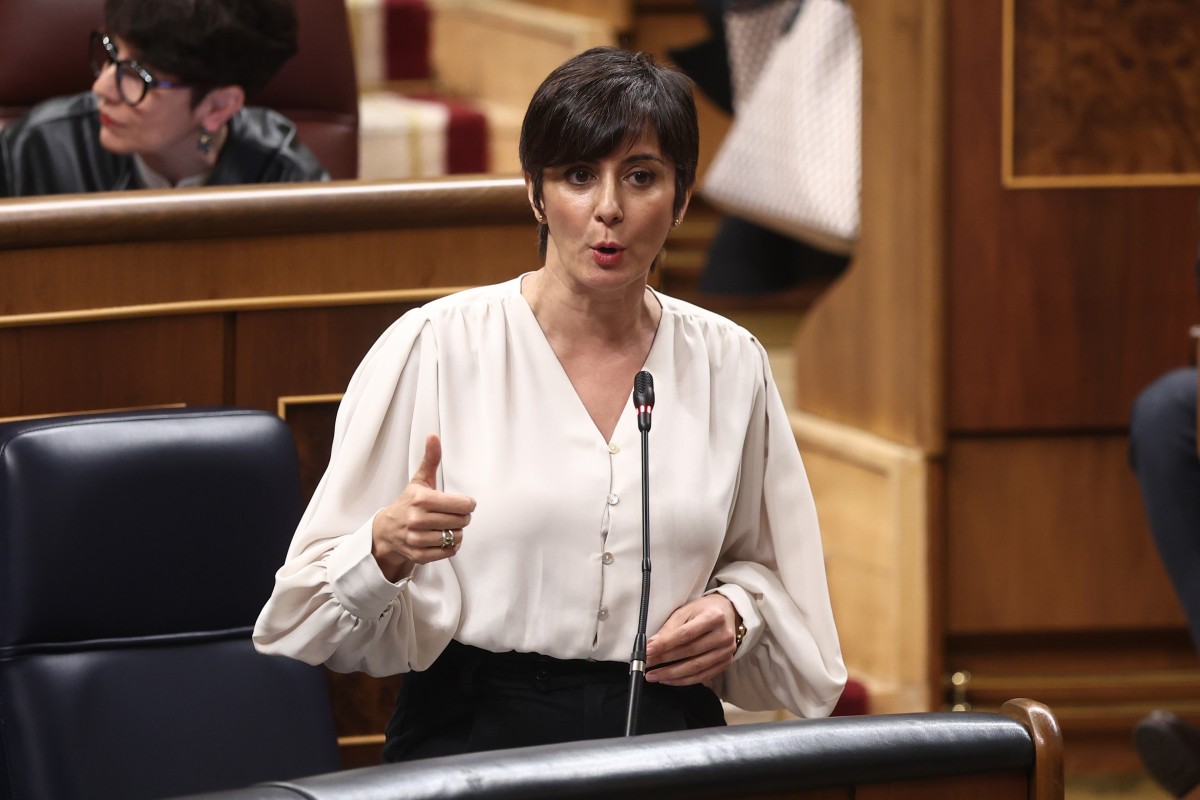 La ministra de Vivienda y Agenda Urbana, Isabel Rodríguez, interviene durante la sesión de control al Gobierno en el Congreso de los Diputados