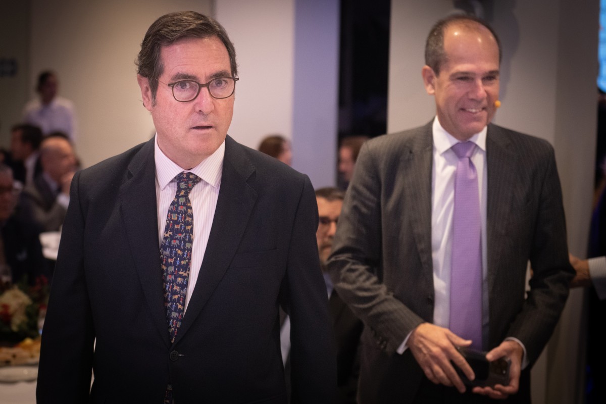 El presidente de la CEOE, Antonio Garamendi, y el presidente y consejero delegado de Canon España, Italia y Portugal, Javier Tabernero, durante un encuentro empresarial, en la sede de CEOE, a 10 de diciembre de 2025.