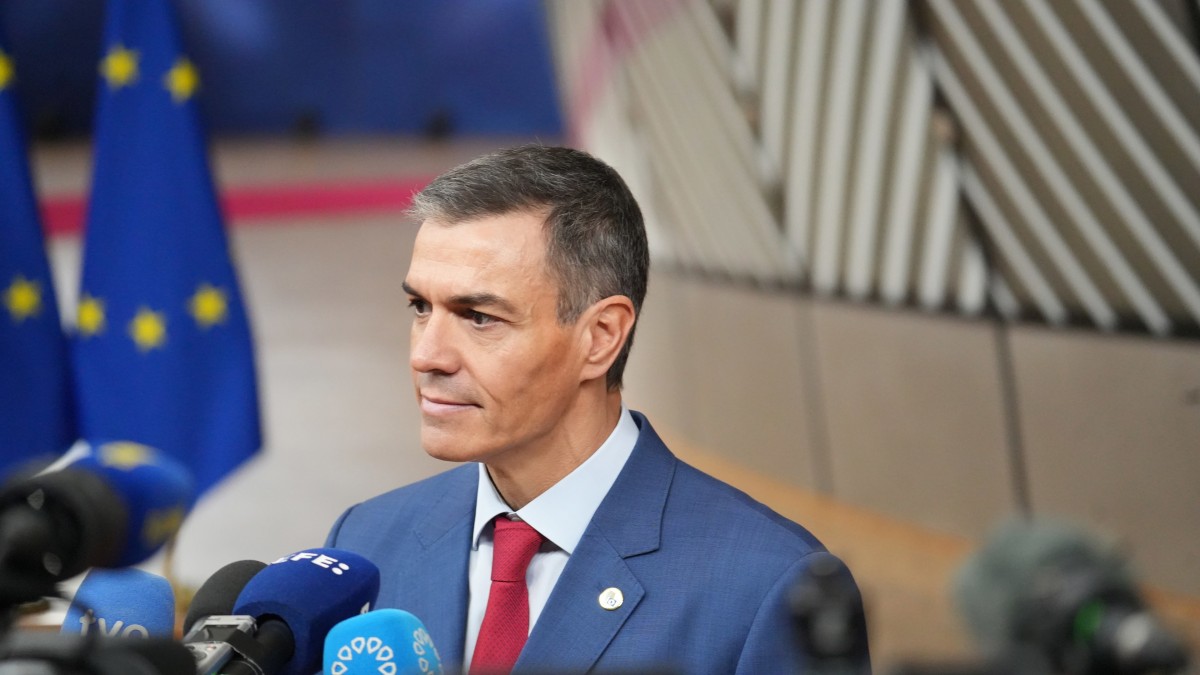Archivo - El presidente del Gobierno, Pedro Sánchez, atiende a los medios a su llegada a la reunión del Consejo Europeo, a 23 de octubre de 2025, en Bruselas (Bélgica). El Consejo Europeo tratará hoy principalmente la situación en Ucrania y contará con la