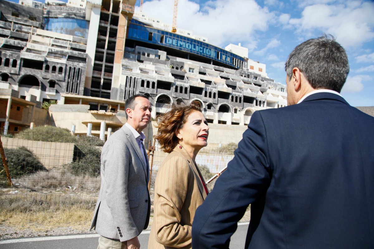 La vicepresidenta primera y ministra de Hacienda, María Jesús Montero, a su llegada al hotel de El Algarrobico en Carboneras (Almería) junto al subdelegado de Gobierno, José María Martín. 