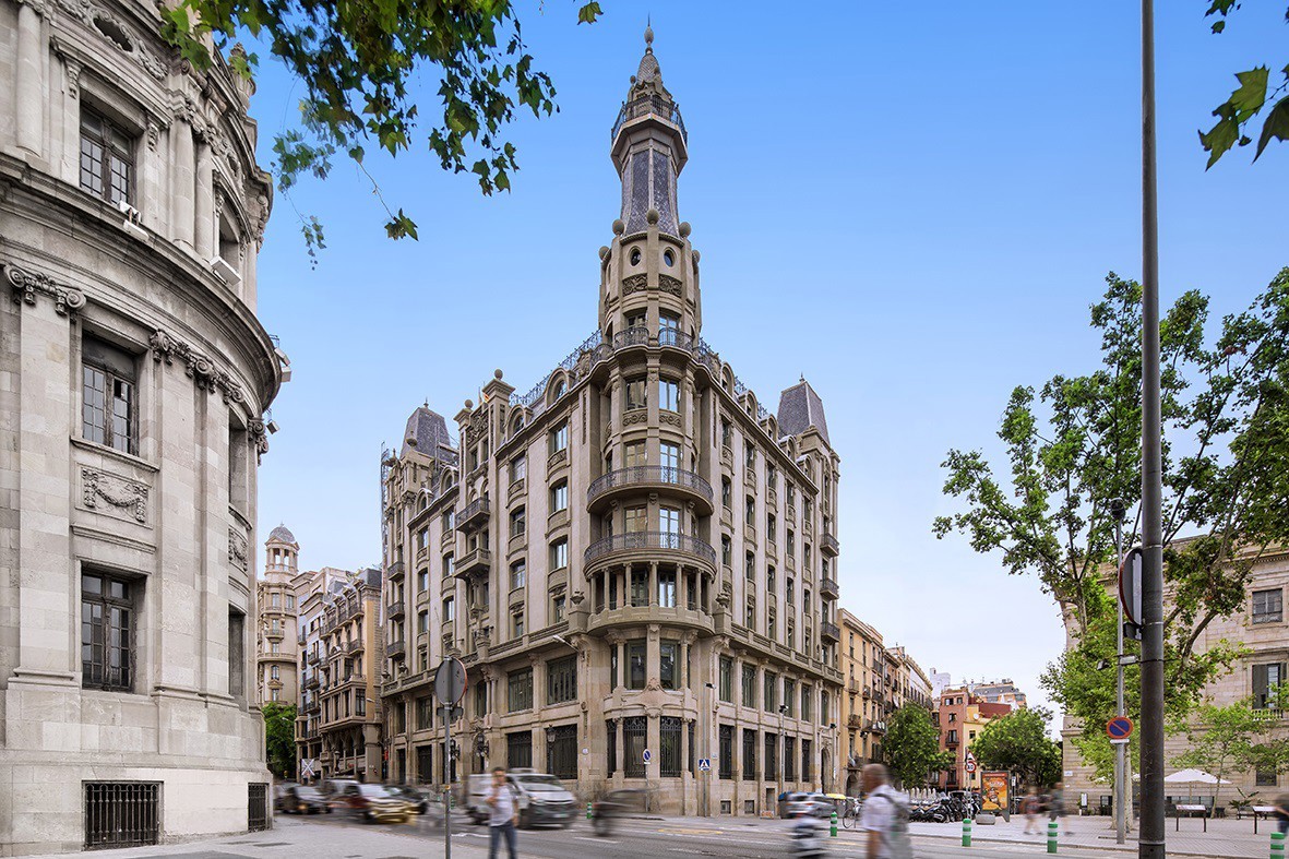 Archivo - Un edificio de oficinas ubicado en el centro de Barcelona.