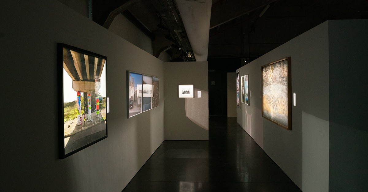 Parte de las obras de idealista expuestas