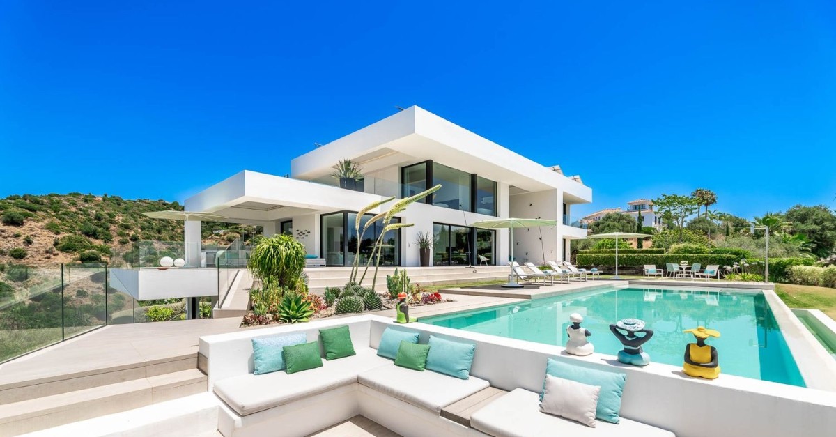 Costa del sol luxury market