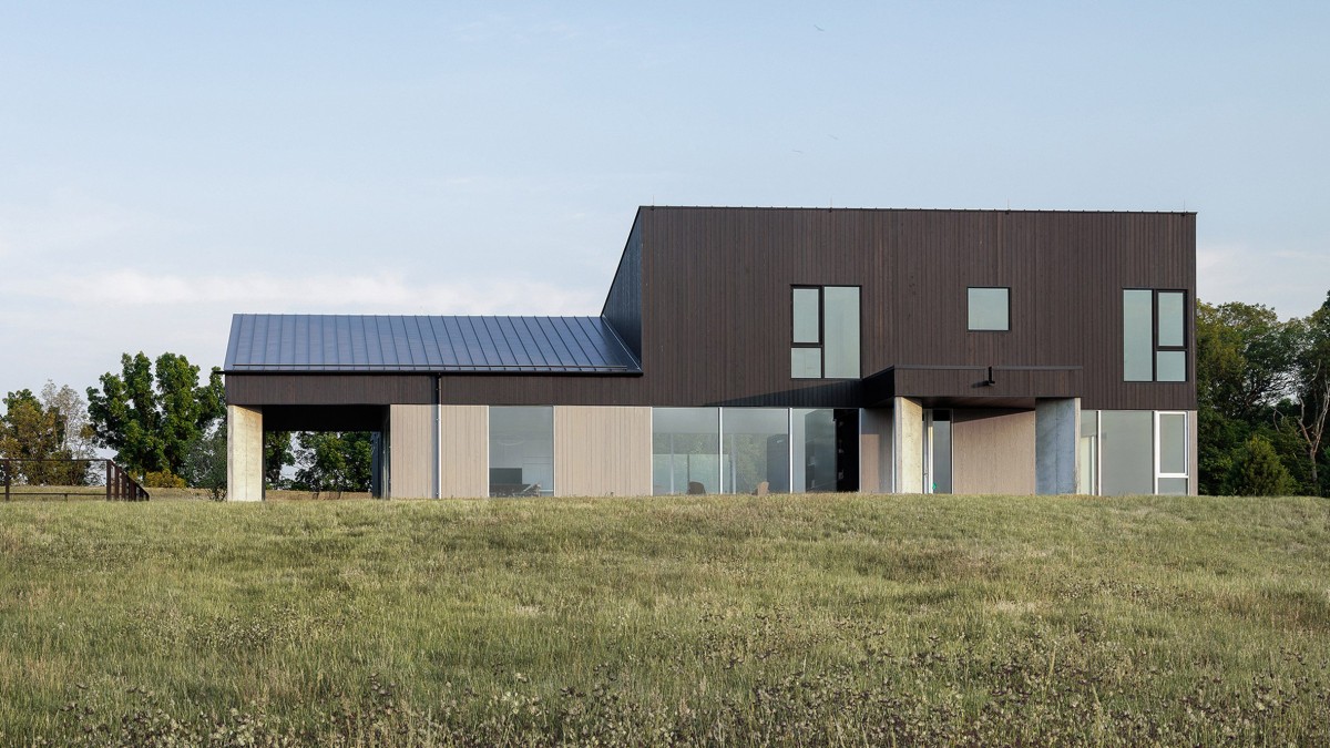 Stanfordville House reinterpreta la silueta de las construcciones agrícolas tradicionales para transformarlas en una construcción moderna.
