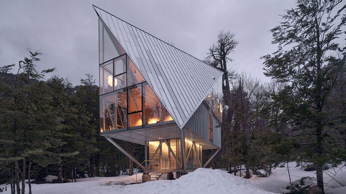 La Steel House, situada en la costa central de Chile, se concibe como una estructura liviana que minimiza su impacto sobre el paisaje al elevar toda la vivienda.