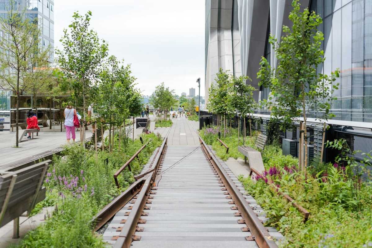 El High Line abrió al público en 2009, y su impacto fue inmediato debido a su longitud y a las vistas aéreas sobre la ciudad que ofrece.