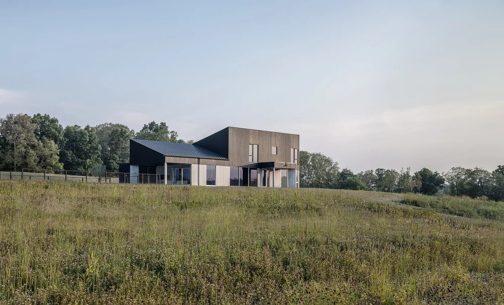 La forma de la casa actúa como “un marco que orienta la mirada hacia los prados y los bosques circundantes”.