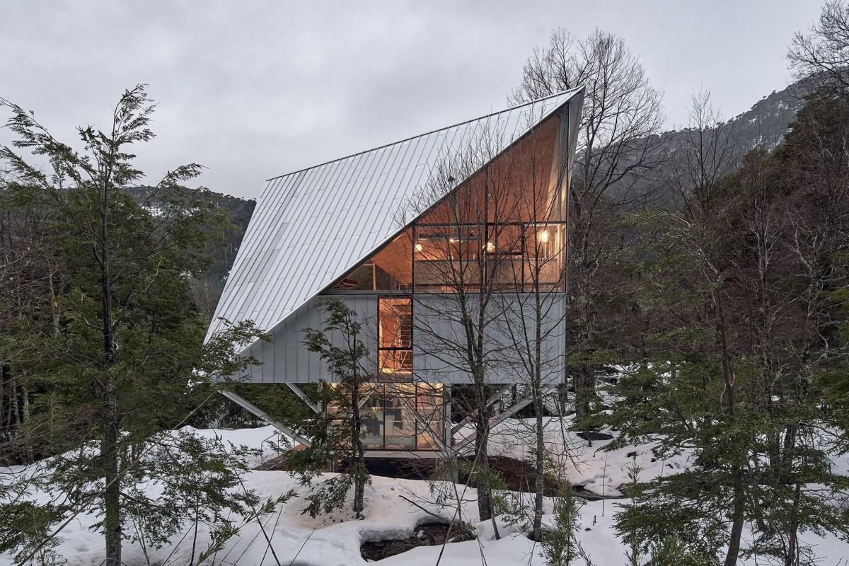 La ligereza física se traduce visualmente en una sensación de ingravidez, reforzada por la sombra proyectada bajo la vivienda y la mínima huella de apoyo.