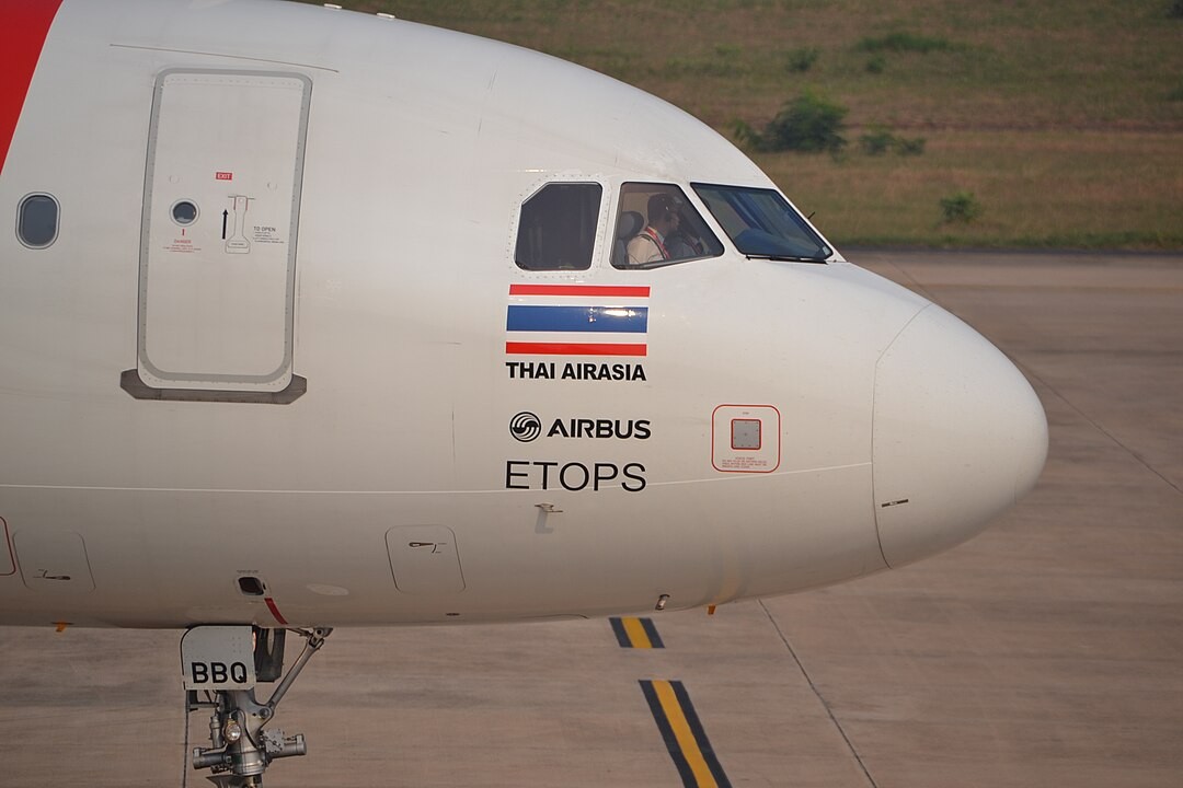 Un Airbus A320 de Thai AirAsia con la designación que indica que la aeronave tiene capacidad ETOPS.
