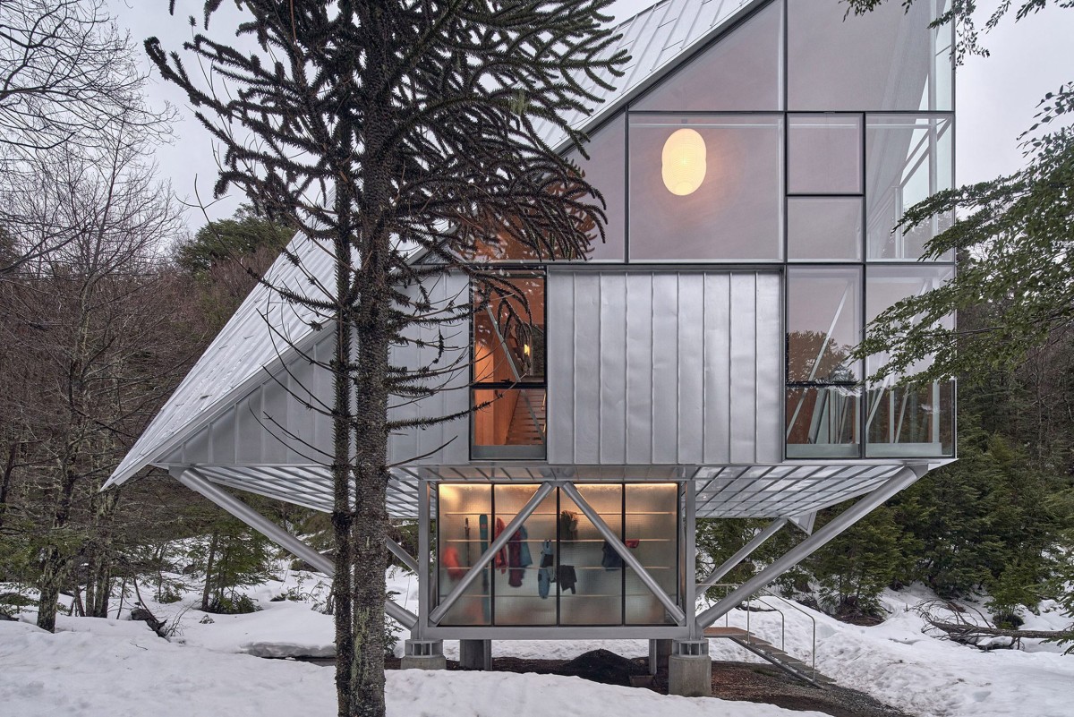 La estructura metálica a la vista se convierte en un elemento estético fundamental, marcando módulos, ritmos y proporciones.