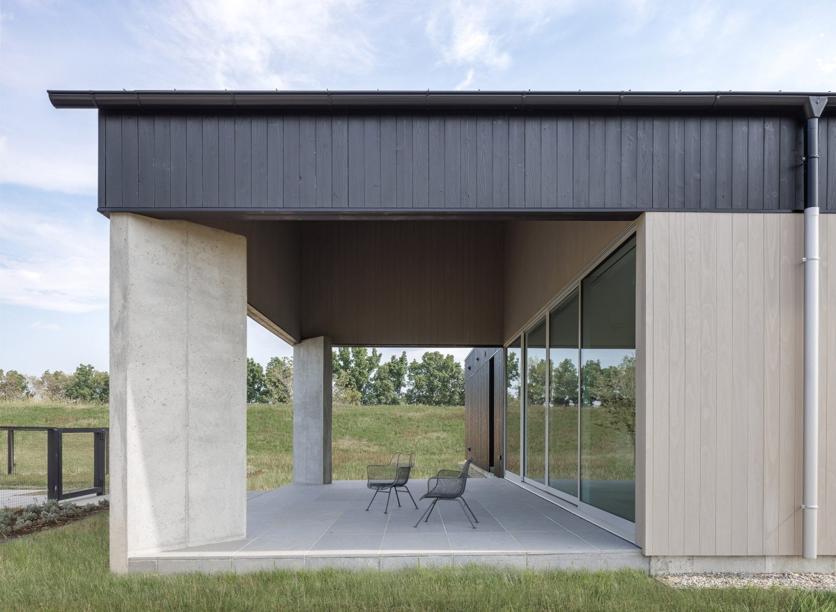 Los porches y las terrazas retoman la tradición de las casas rurales donde el exterior se convierte en una extensión natural del interior.