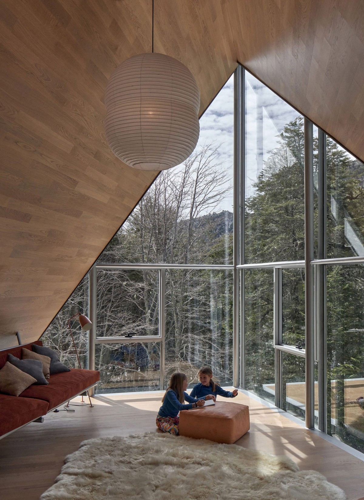 Los grandes ventanales y los volúmenes elevados propician un interior donde la luz natural se multiplica y se filtra desde varios ángulos a lo largo del día.