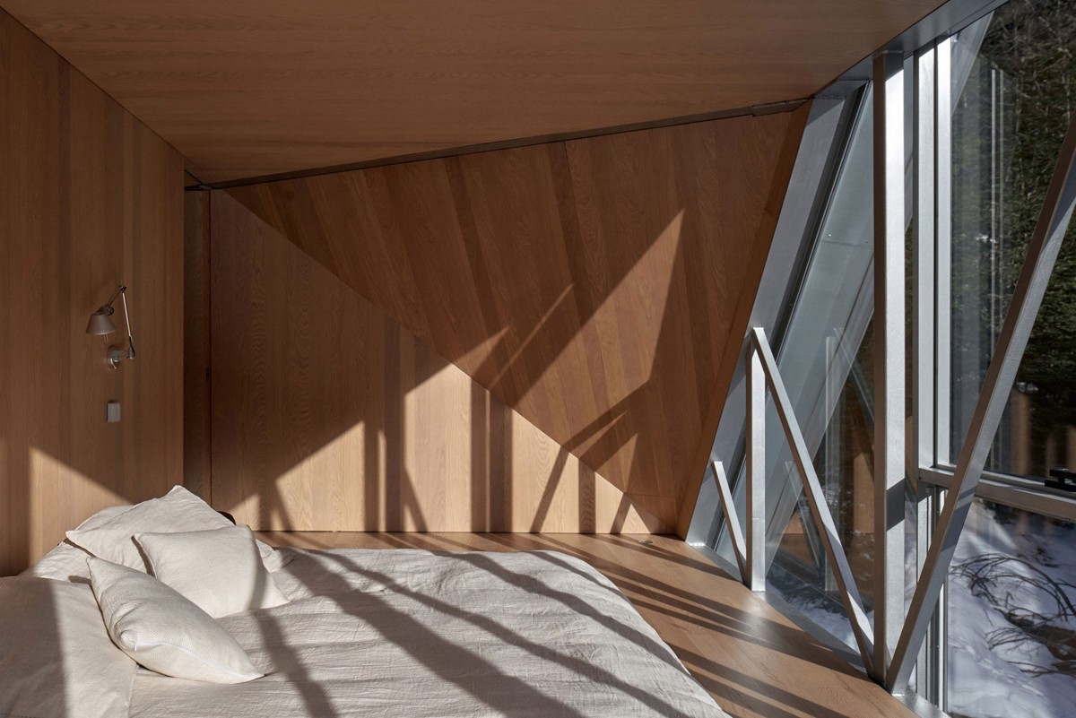 Los dormitorios ocupan los extremos del volumen, manteniendo privacidad sin renunciar a las vistas.