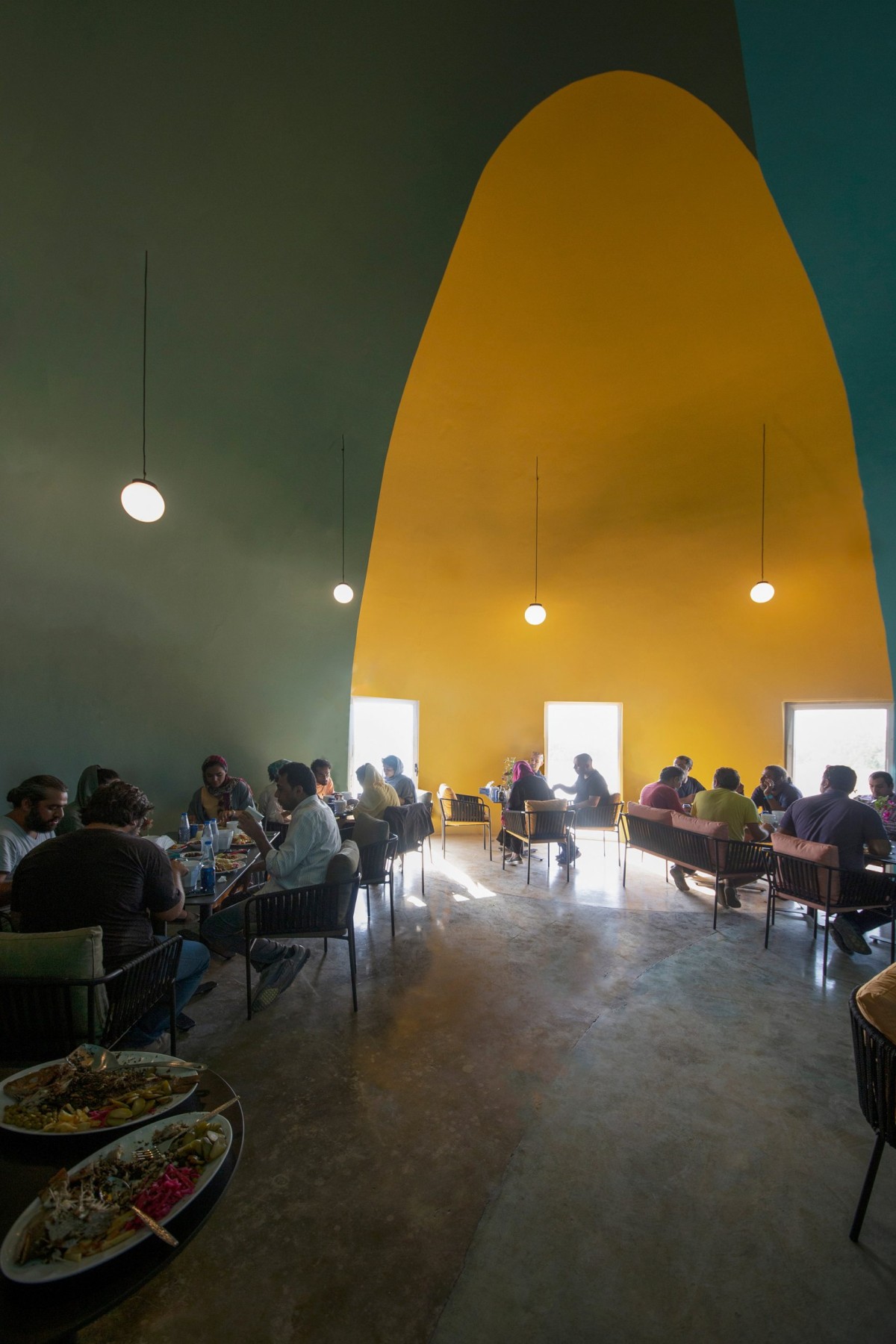 El resort cuenta con edificios destinados a restaurantes, cafeterías, tiendas, espacios de información turística y áreas de recepción.