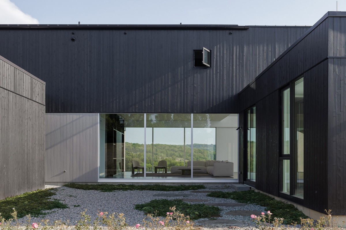 Las ventanas están enmarcadas estratégicamente de modo que actúan como cuadros del paisaje rural.