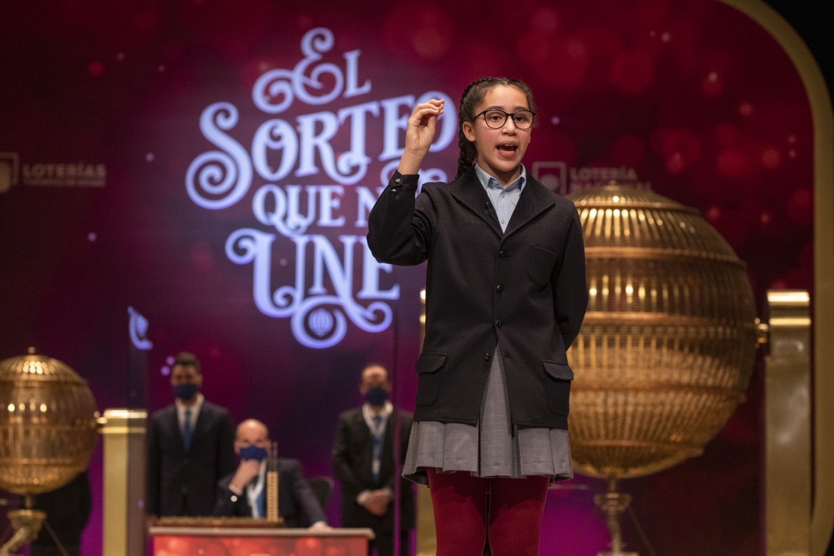 Una niña del Colegio de San Ildefonso cantando número