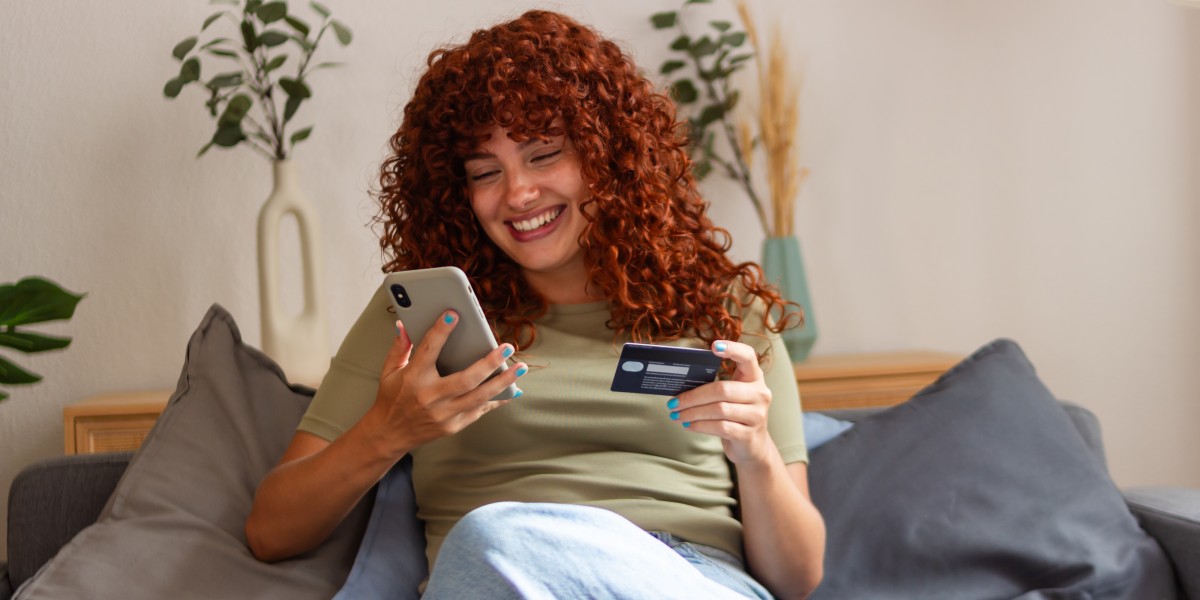Mujer comprando online con su tarjeta