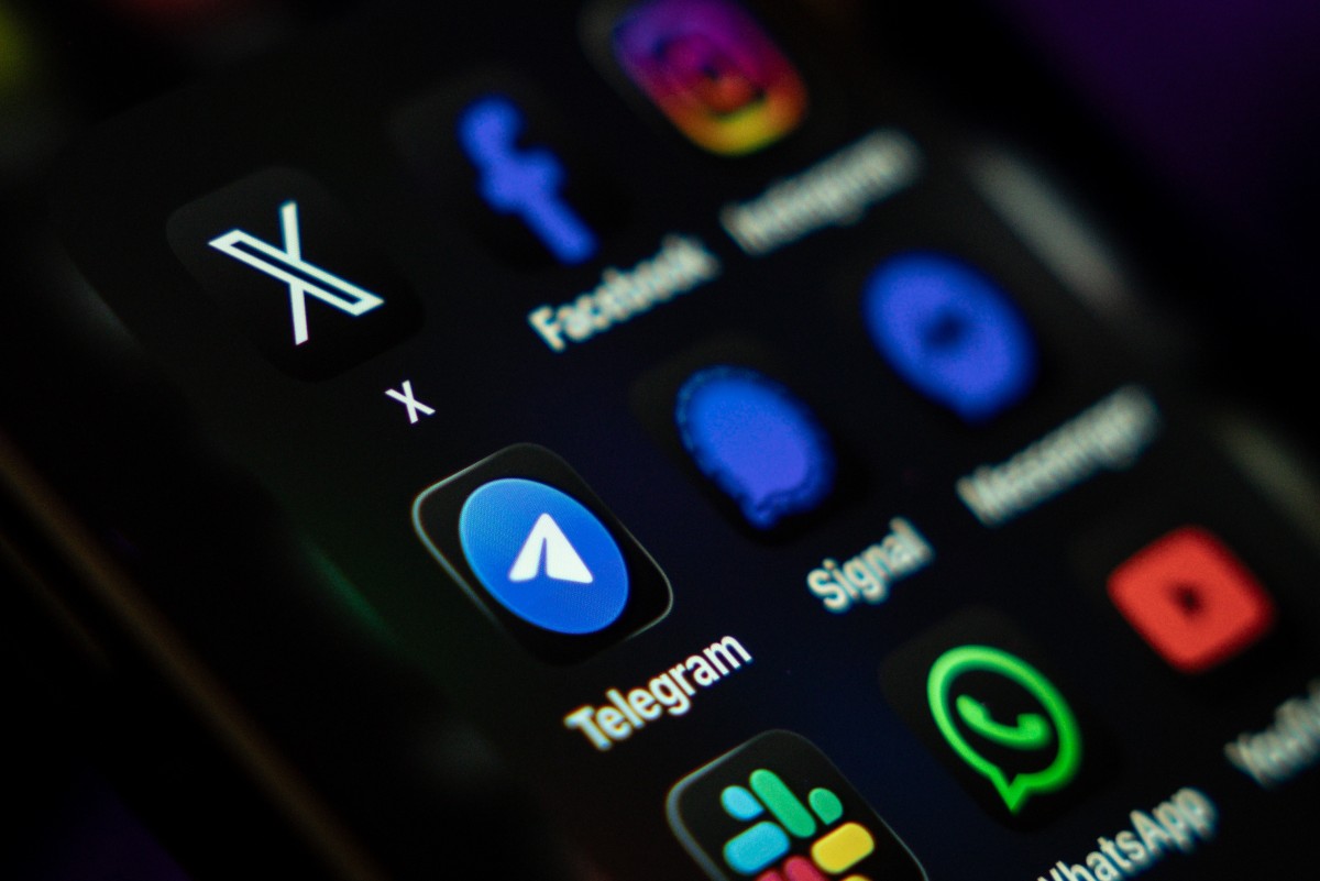 Bruselas multa a X con 120 millones de euros