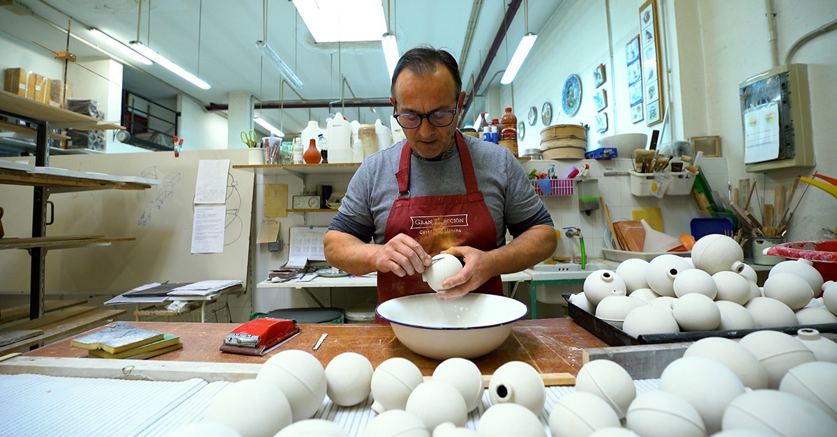 Lijando las bolas de Navidad