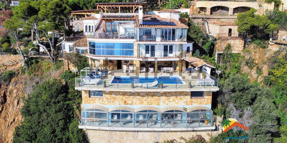 Increïble vil·la en un penya-segat de la Costa Brava