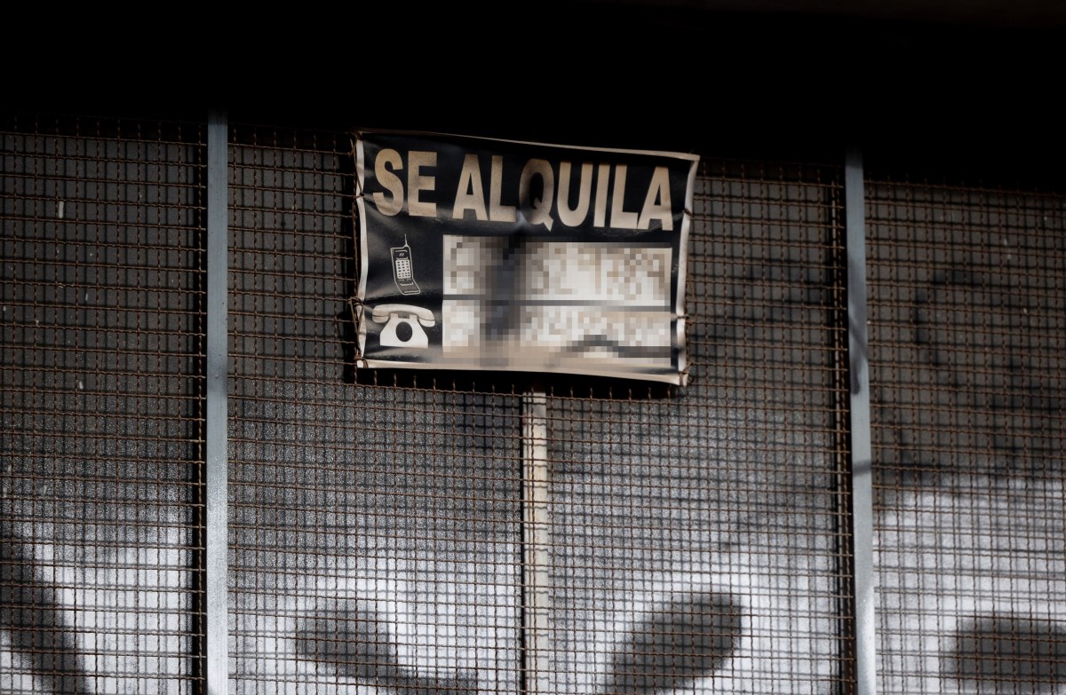 Archivo - Un cartel anuncia un alquiler, a 9 de enero de 2024, en Madrid (España). 