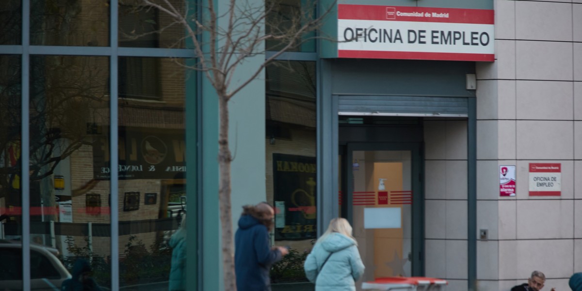 Archivo - Dos personas en la puerta de una oficina de empleo