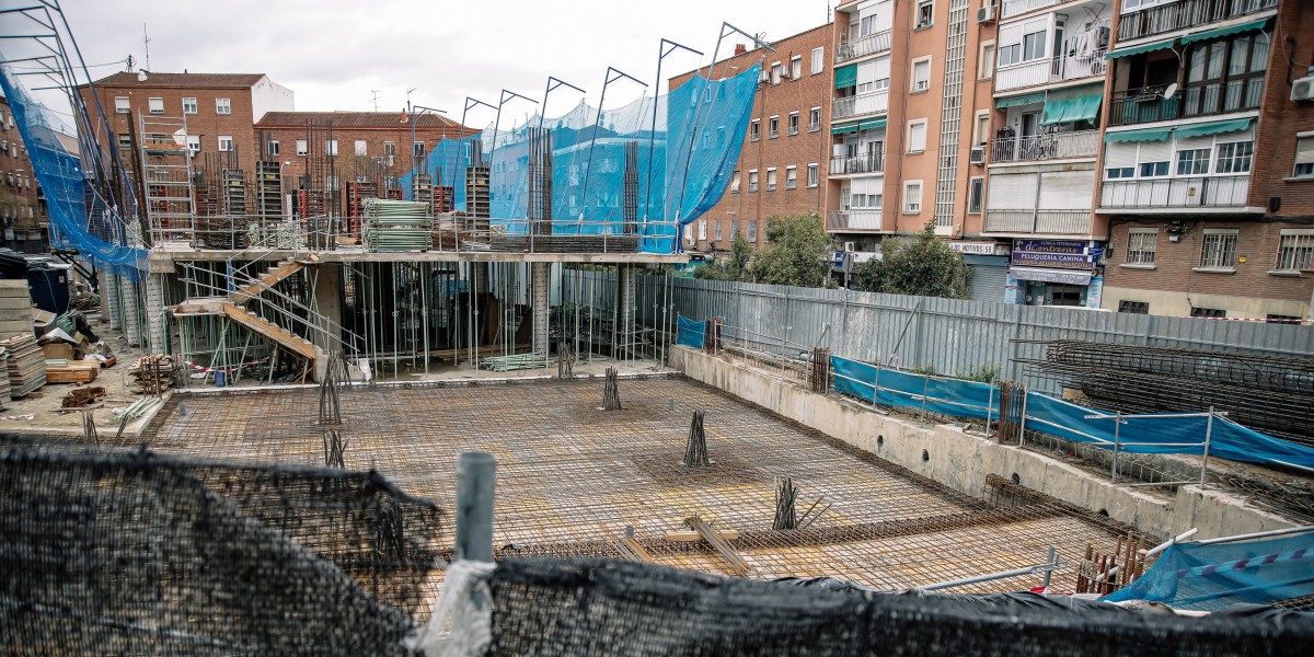 Archivo - Vista general de una obra, en construcción