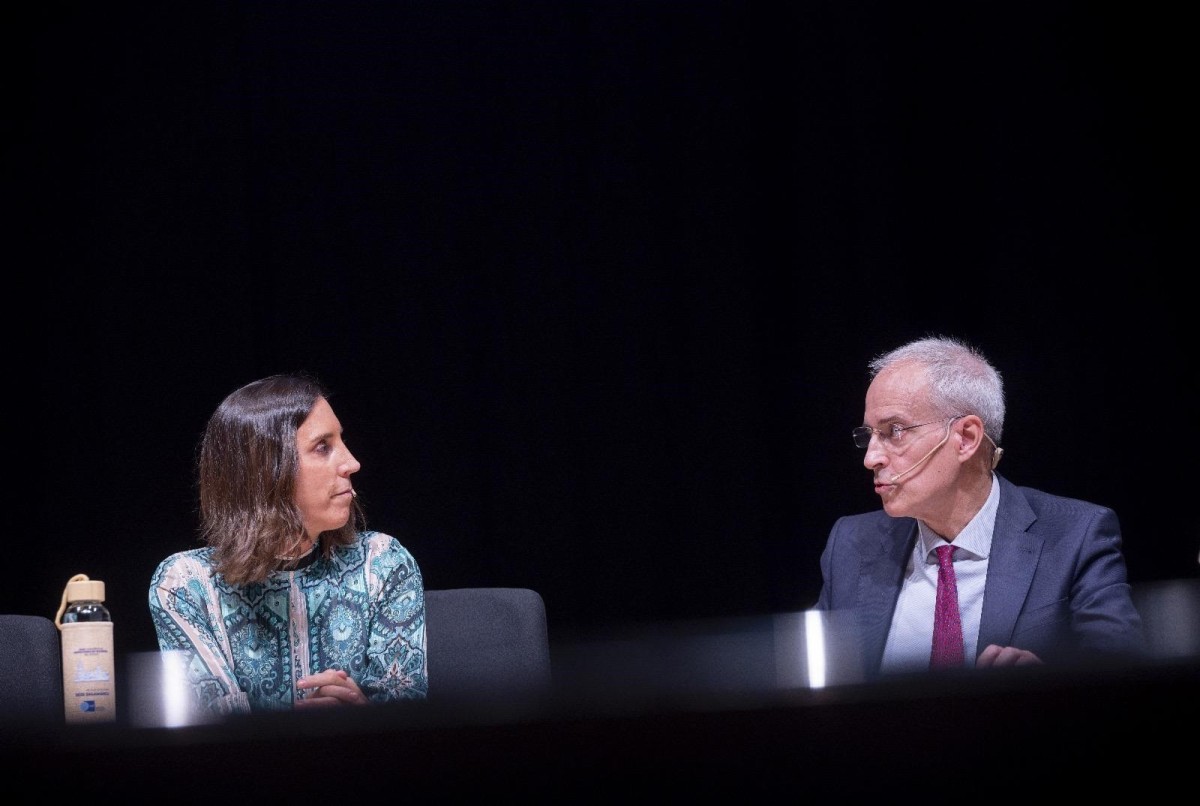 Archivo - El secretario de Estado de Hacienda, Jesús Gascón, y la presidenta de la Asociación de Inspectores del Estado, Ana de la Herrán, en el Congreso del colectivo en Salamanca.