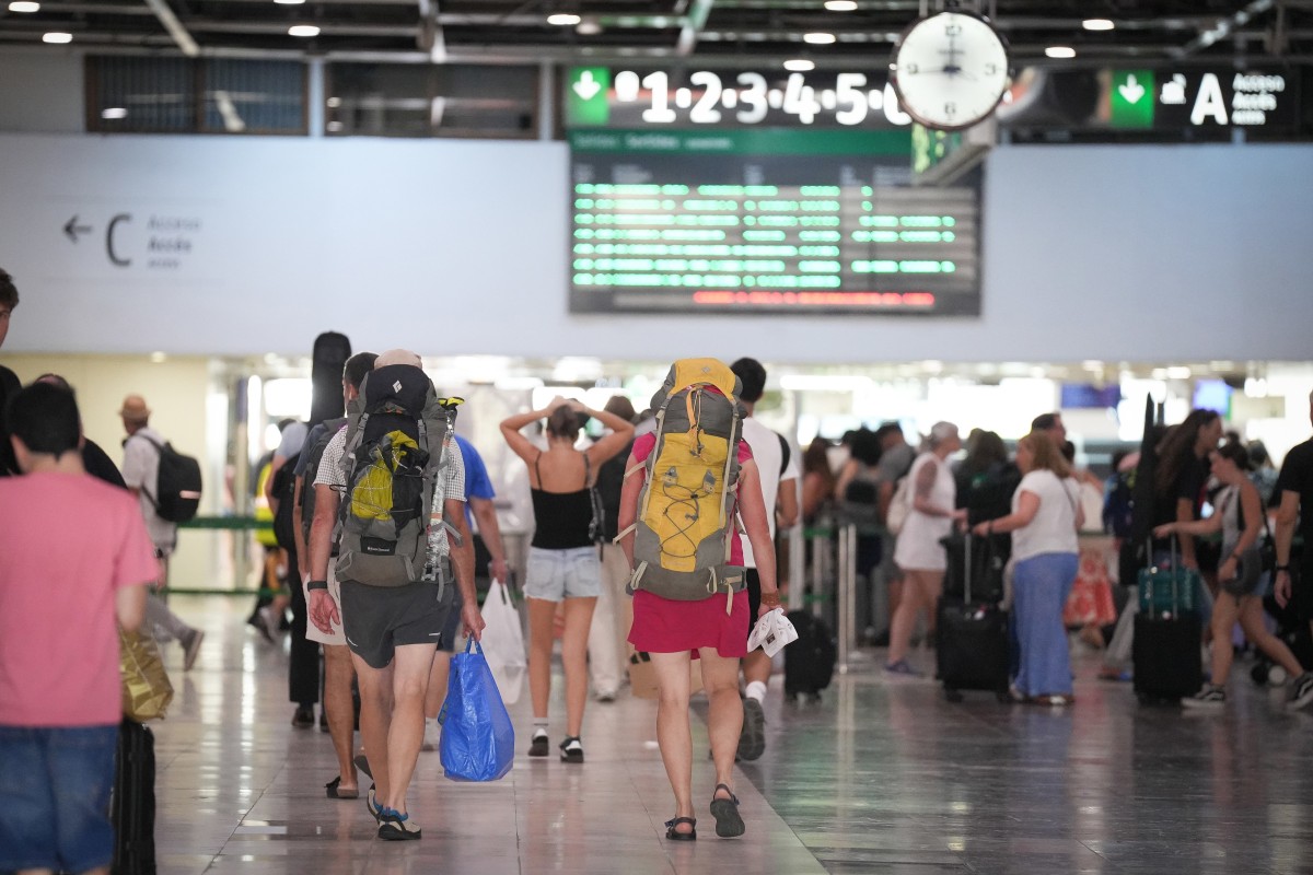 Arxiu - Diverses persones amb maletes, a l'estació de Sants, el 8 d'agost del 2025, a Barcelona, Catalunya (Espanya).