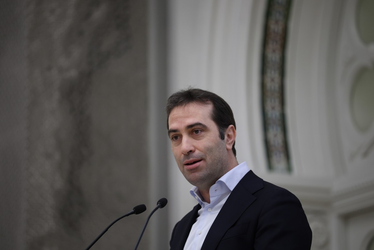 El ministro de Economía, Comercio y Empresa, Carlos Cuerpo, durante la firma del convenio de colaboración entre el Ministerio de Educación, Formación Profesional y Deportes y el Plan de Educación Financiera, en el Banco de España, a 16 de enero de 2026, e