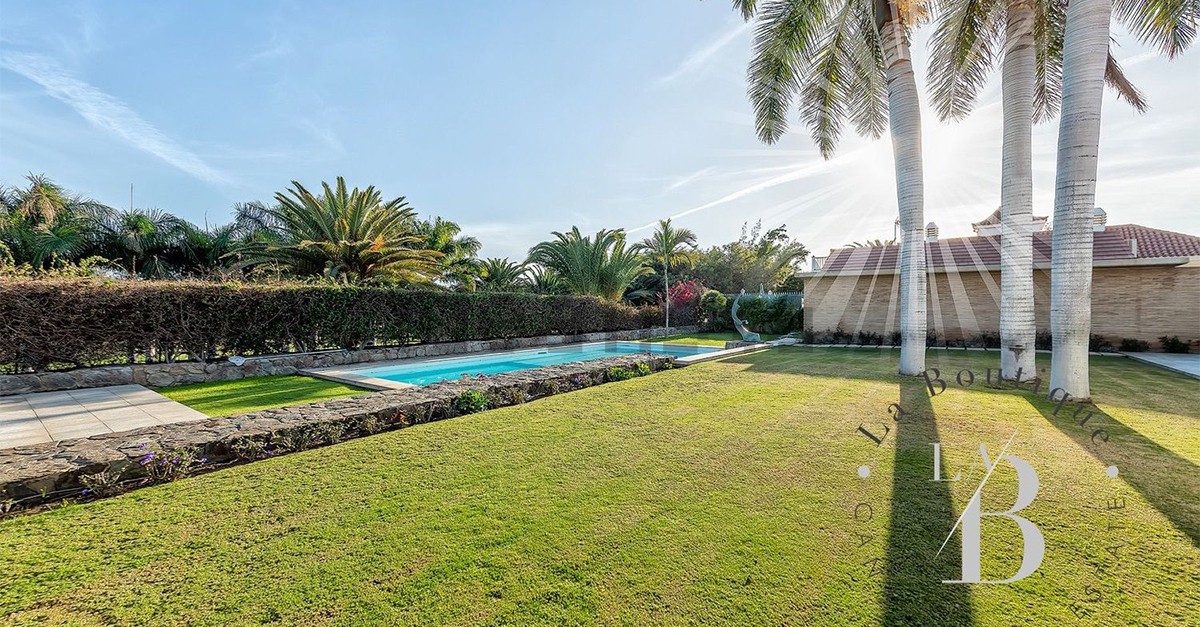 Jardín con piscina de la casa