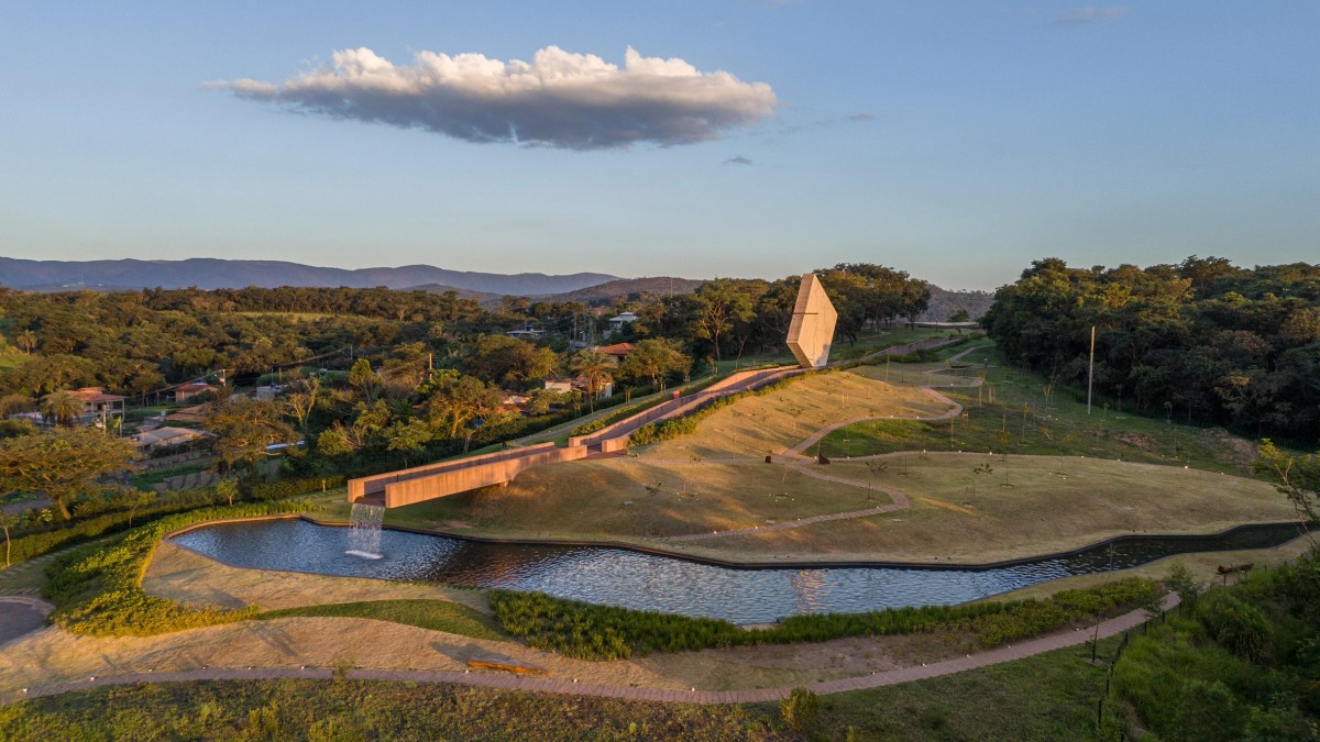 El Memorial Brumadinho se sitúa en una zona rural próxima a la ciudad homónima, en el lugar donde colapsó una presa minera en 2019.