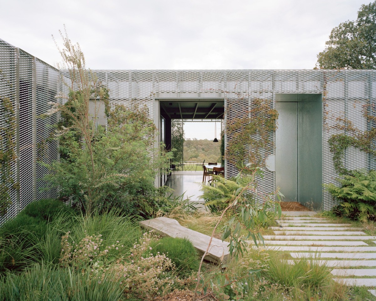 Hedge and Arbour House es una vivienda que se oculta tras un espeso seto en un terreno verde de las afueras de Melbourne.