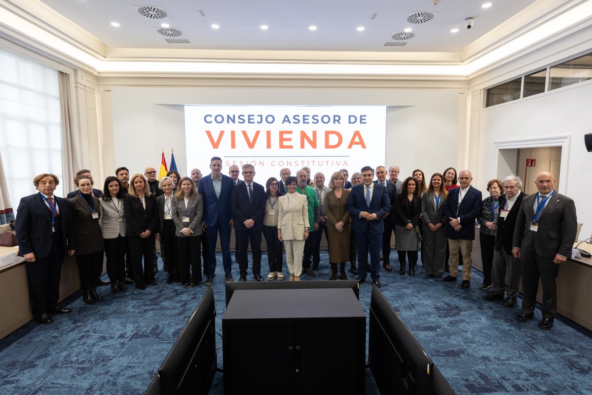 Foto de familia de la primera reunión del Consejo Asesor de Vivienda en el ministerio