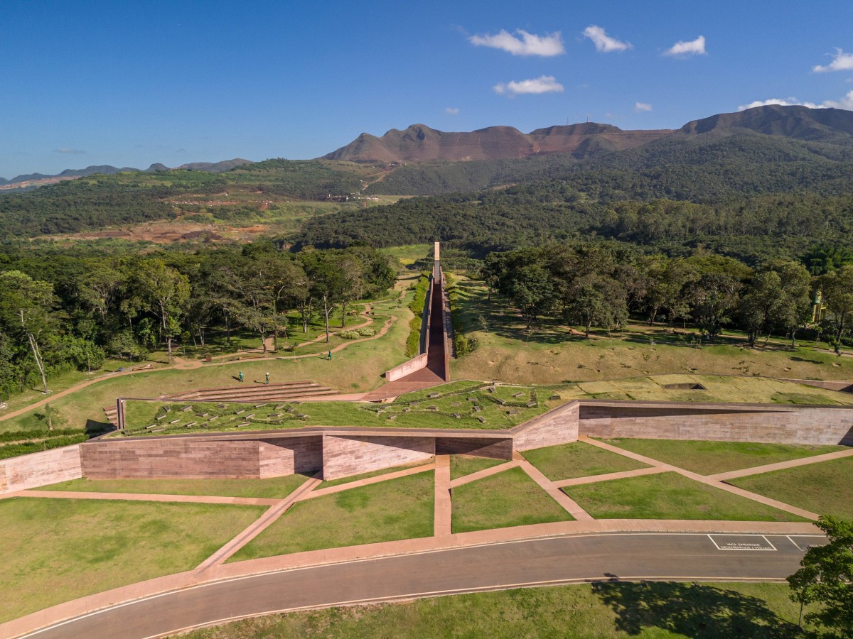 La experiencia comienza en un pabellón de entrada de geometría irregular, retorcida y fragmentada, que simboliza el impacto del colapso y la fuerza abrumadora del barro.