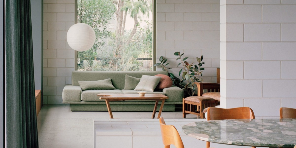 En el interior, los muros construidos con bloques macizos de hormigón claro son a cara vista, lo que aporta una textura sobria y robusta.