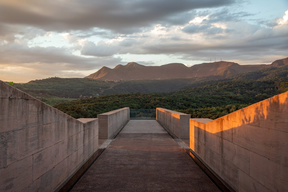 El itinerario culmina en un mirador desde el que se observa el paisaje transformado por el colapso de la presa. 