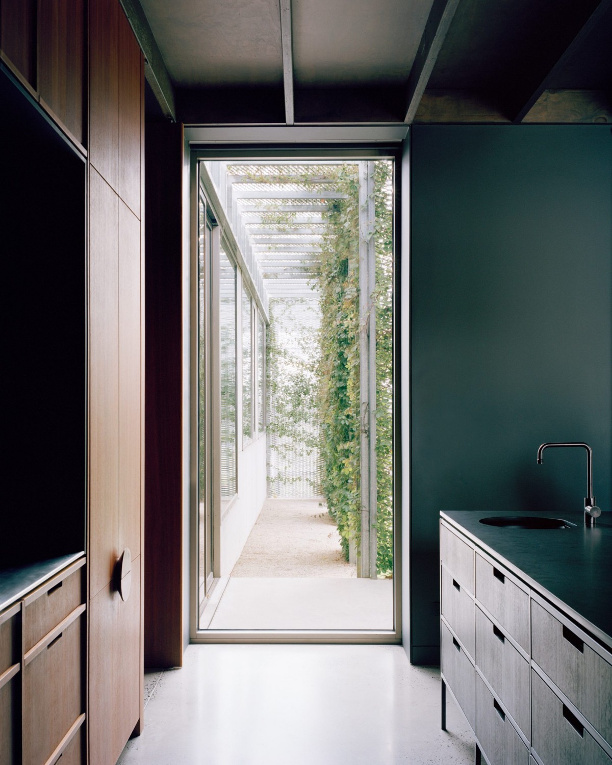 En el extremo occidental se ubica una pasarela cubierta que articula una serie de zonas de descanso y pequeños espacios de trabajo.