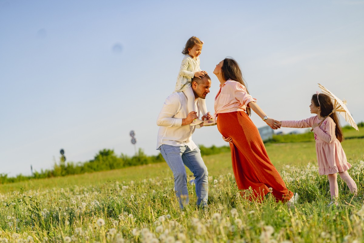 Familia numerosa con un hijo en camino