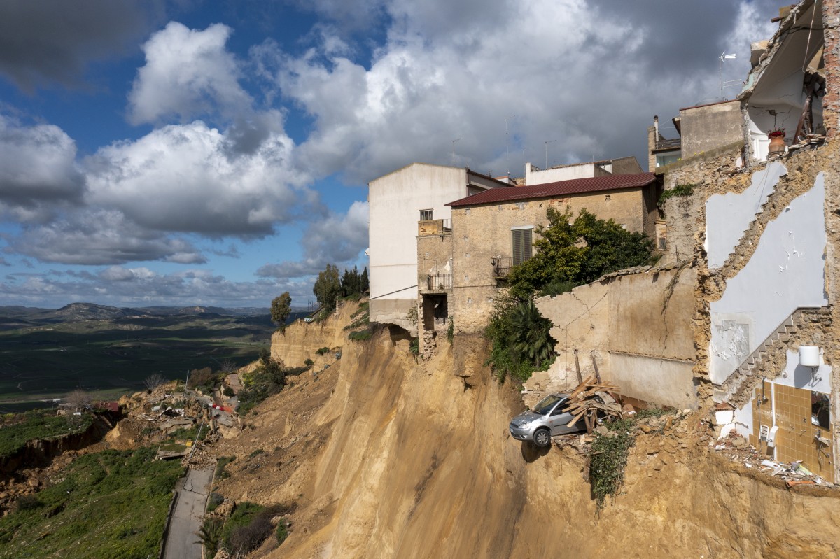 Un corrimiento de tierras en un pueblo de Sicilia derriba calles y casas