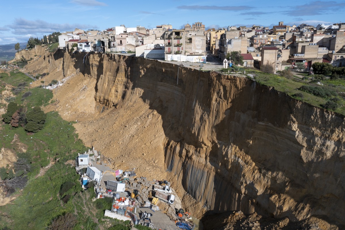 Un corrimiento de tierras en un pueblo de Sicilia derriba calles y casas