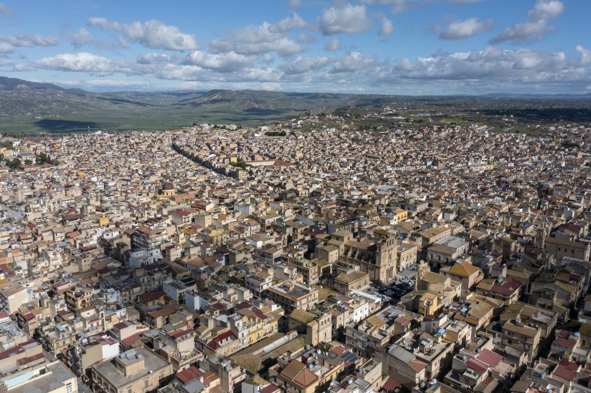 Un corrimiento de tierras en un pueblo de Sicilia derriba calles y casas
