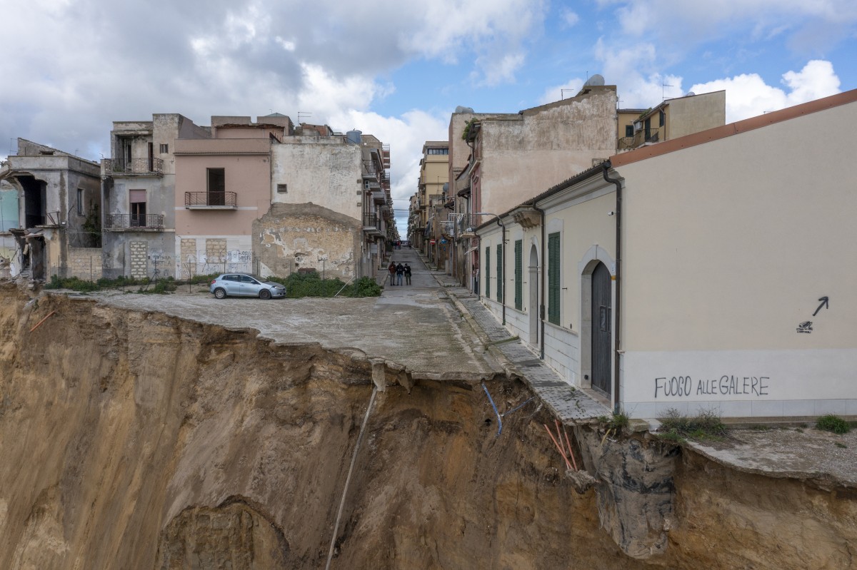Un corrimiento de tierras en un pueblo de Sicilia derriba calles y casas