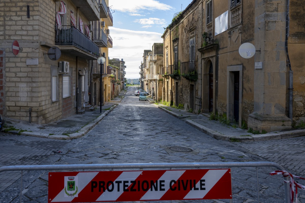 Un corrimiento de tierras en un pueblo de Sicilia derriba calles y casas