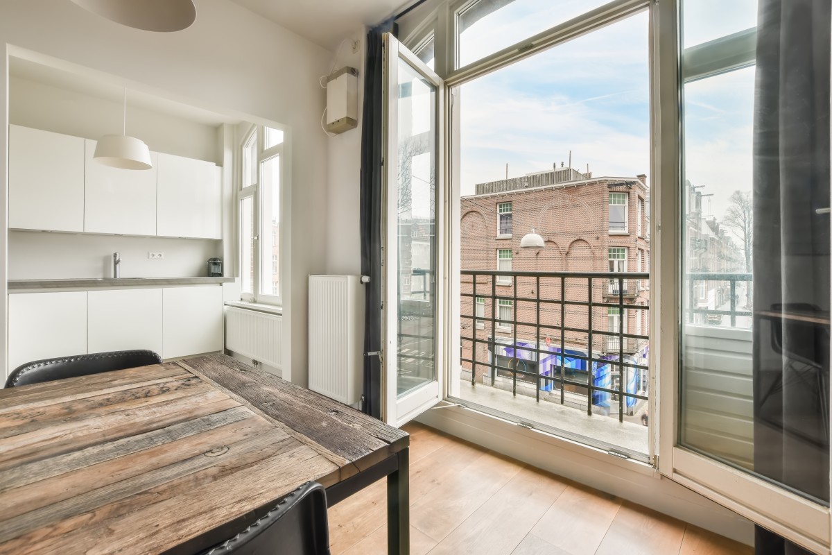 Regular ventana oscilobatiente