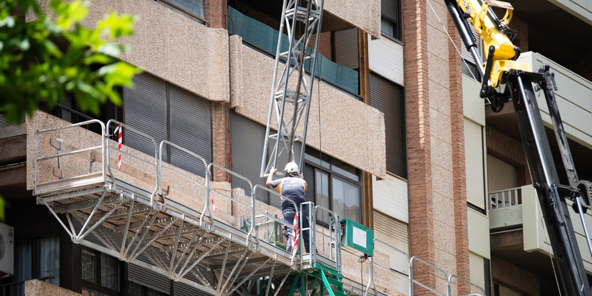 Archivo - Un trabajador de la construcción prosigue con su actividad en la Avenida de España, a 11 de julio de 2023, en Albacete