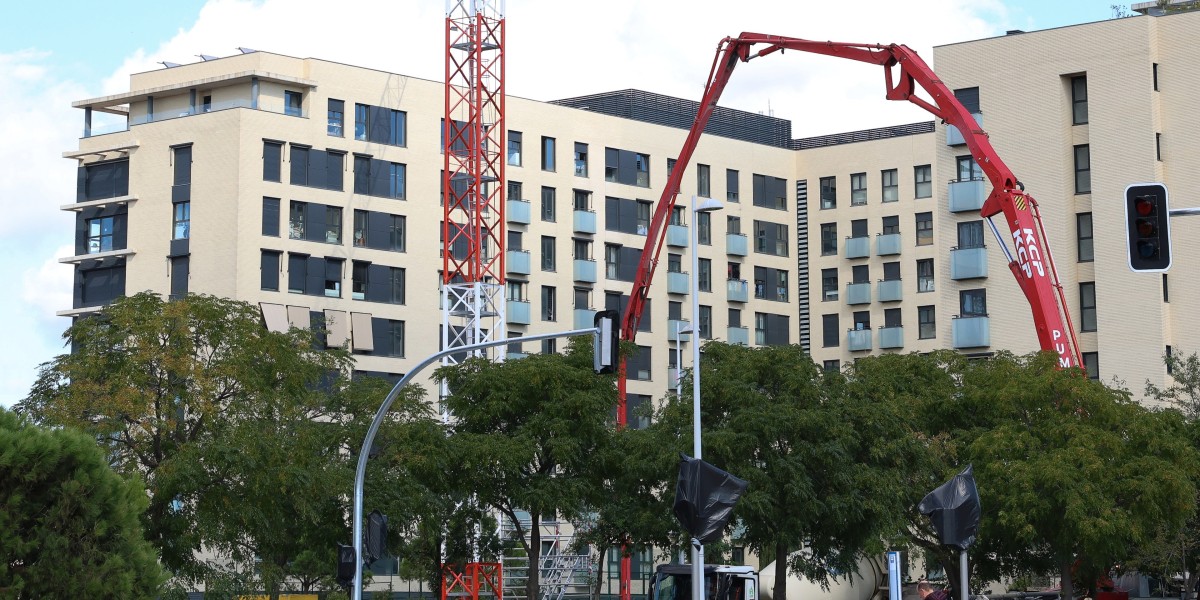Imagen una hormigonera en una obra de construcción de viviendas