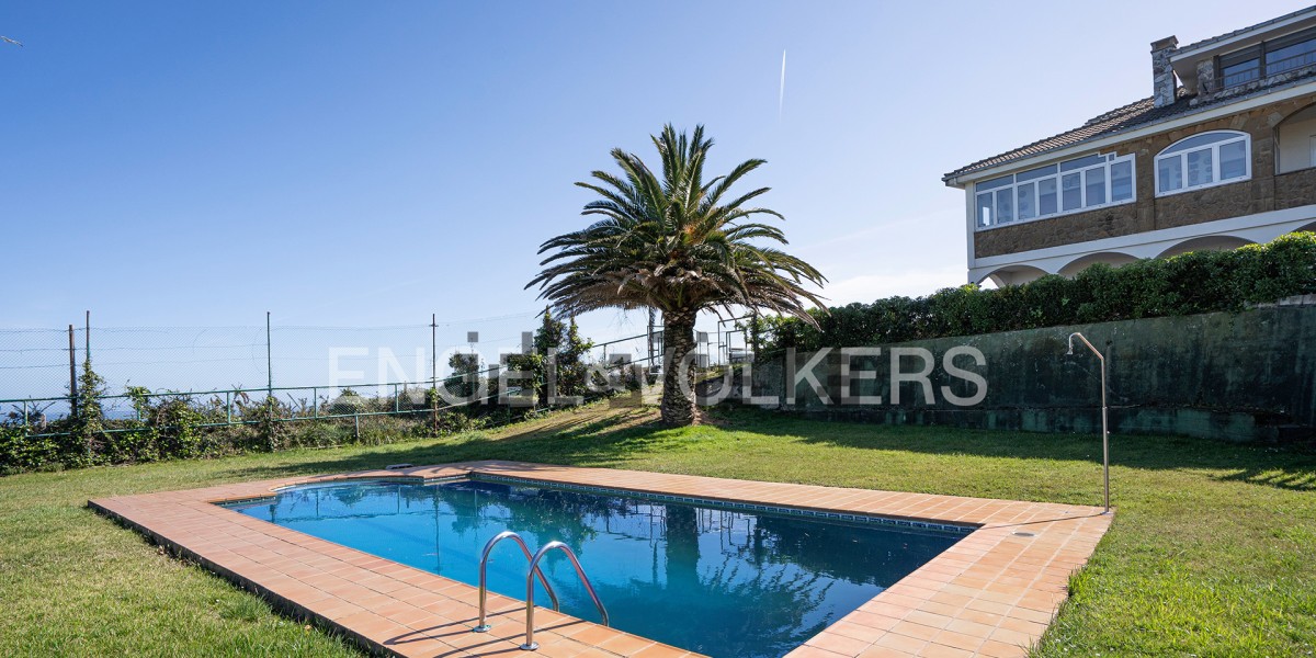 Clifftop villa for sale in Gijón